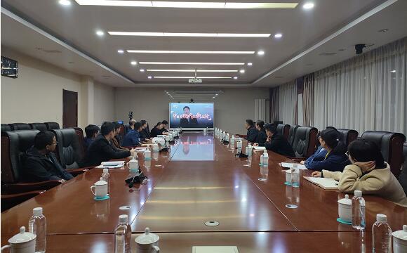 一支部观看党课开讲.jpg