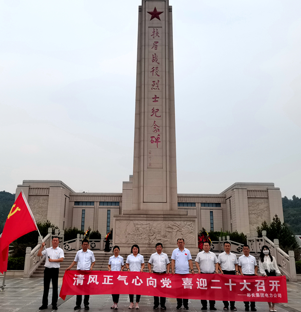 扶眉战役烈士纪念碑合影.jpg