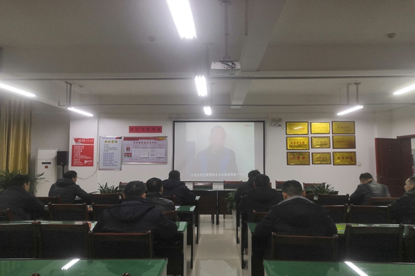 观看廉洁警示教育片.jpg