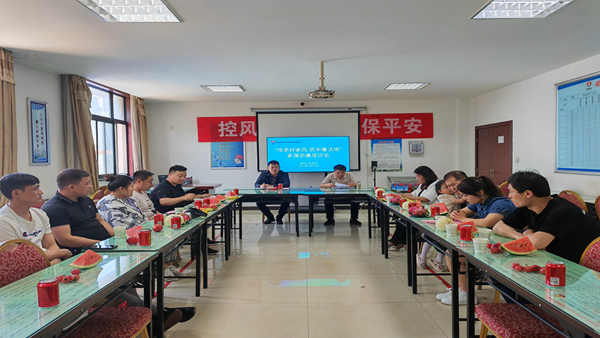 座谈会.jpg