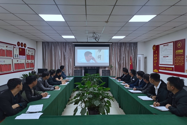 观看廉洁警示教育片.jpg