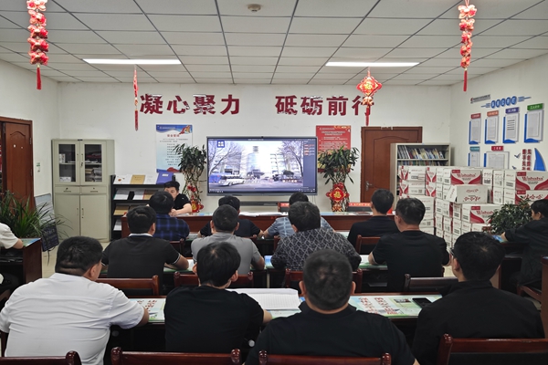 观看警示教育片《永远吹冲锋号》 (2).jpg