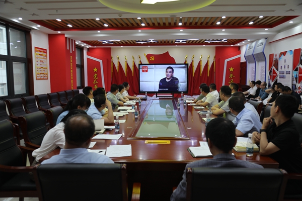 观看警示教育片.JPG