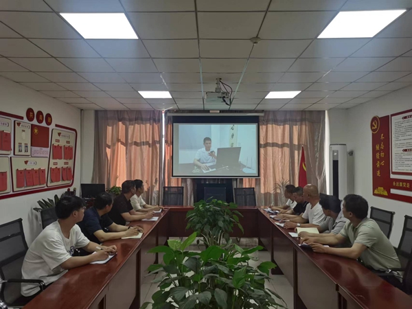 基层党支部观看警示教育片.jpg