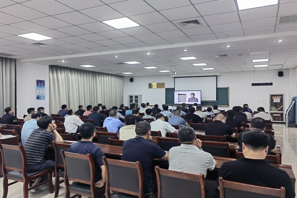 观看警示教育片 01.jpg