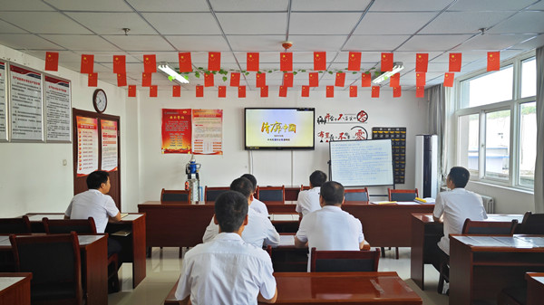 胡家河矿巷道维修队：开展廉洁微电影观影活动.jpg