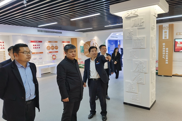 2.白书记参观廉洁文化展厅.jpg