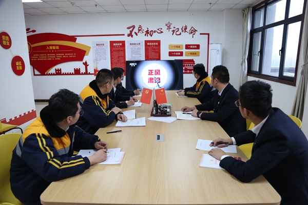 观看警示教育片.JPG